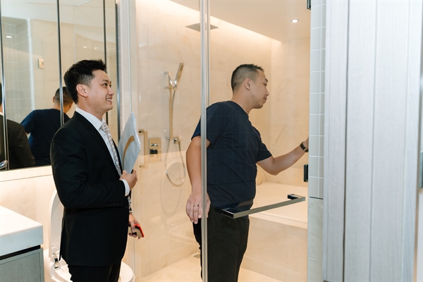 Những khách hàng đầu tiên đã nhận nhà mới tại tòa căn hộ hàng hiệu Marriott đầu tiên tại Việt Nam.