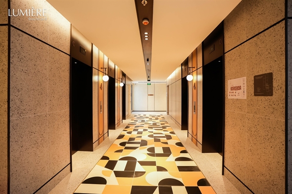 Sảnh thang máy và hành lang căn hộ LUMIÈRE Boulevard được thiết kế sang trọng như khách sạn 5 sao. Ảnh: Quốc Huy