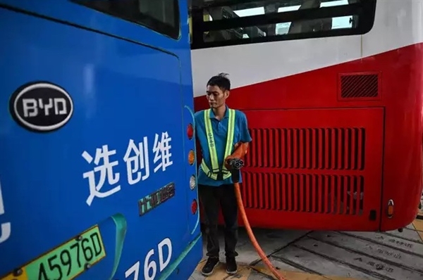 Hơn 70% mạng lưới xe buýt trên cả nước sẽ điện khí hoá vào năm 2030. Ảnh: The Economic Times.