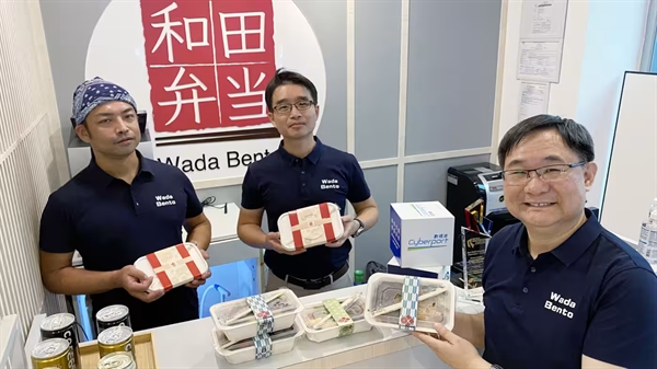 Giám đốc điều hành sáng lập của công ty khởi nghiệp Hồng Kông Kamakura Foods, Jason Chen (giữa), bếp trưởng điều hành Manabu Oikawa (trái) và trưởng bộ phận kỹ thuật Stephen Chan đang thâm nhập thị trường cơm hộp bento ở Nhật Bản. (Ảnh của Kenji Kawase)