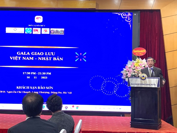 Đại sứ Nguyễn Phú Bình, Chủ tịch Hội liên lạc với người Việt Nam ở nước ngoài phát biểu tại sự kiện.