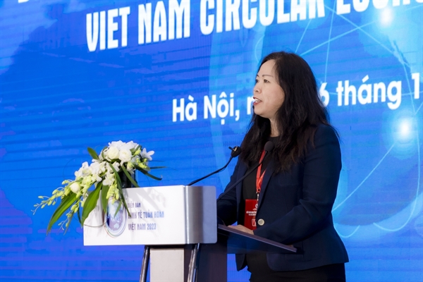 Bà Nguyễn Thị Bích Vân, Chủ tịch Unilever Việt Nam phát biểu tại diễn đàn. Ảnh: T.L