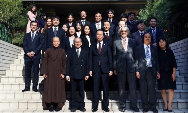 Chủ tịch nước Võ Văn Thưởng (thứ ba từ trái qua, hàng đầu) với các đại biểu dự buổi gặp mặt tại đại sứ quán Việt Nam ở Nhật Bản ngày 27/11. Ảnh: TTXVN