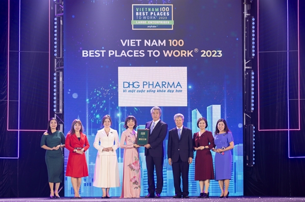 Ông Toshiyuki Ishii - Tổng Giám đốc Dược Hậu Giang nhận giải thưởng vinh danh Top 100 nơi làm việc tốt nhất Việt Nam 2023.