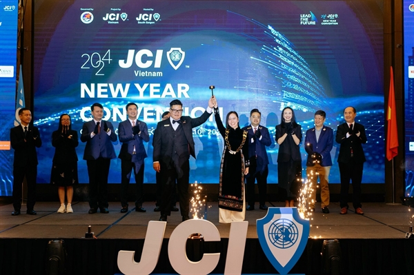Nghi thức chuyển giao giữa Chủ tịch JCI 2023 và Bà Trần Phương Ngọc Thảo – Tân Chủ tịch JCI 2024. Ảnh: Ban tổ chức