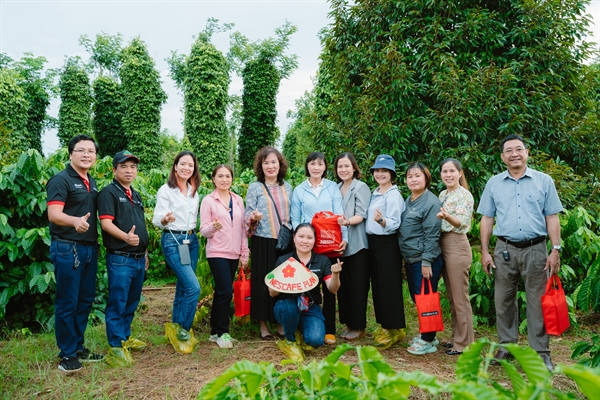 Đại diện Hội LHPN Việt Nam và Nestlé Việt Nam thăm thực tế chị Nest và trưởng nhóm nông dân nữ chương trình Nescafé Plan tại Đak Lak tháng 10.2023