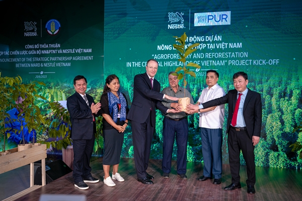 Giám đốc điều hành  tập đoàn  Nestlé ôngMark Schneider công bố khởi động dự án “Canh tác cà phê bền vững theo mô hình nông lâm kết hợp” tại Việt Nam