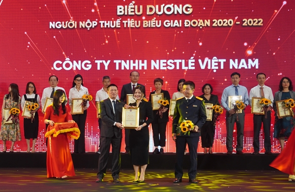Nestlé Việt Nam vinh dự nhận được bằng khen là một trong các doanh nghiệp nộp thuế thu nhập  lớn nhất Việt Nam năm 2022