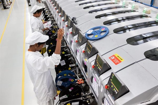 Foxconn có kế hoạch chi 1,5 tỉ USD để tăng công suất làm việc tại nhà máy Ấn Độ. Ảnh: CNBC.