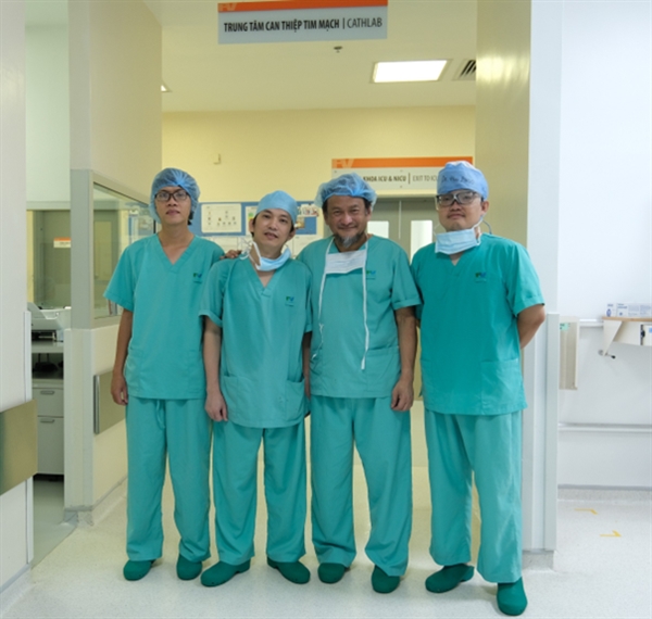 TS.BS.Hồ Minh Tuấn và BS. Datuk Rosli Mohd Ali (thứ 2 và thứ 3 từ trái sang) cùng ekip phẫu thuật tim mạch của Bệnh viện FV (Ảnh:FV)