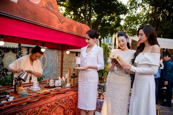 Hoa hậu Đỗ Hà, Á hậu Ngọc Hằng và Á hậu Tú Anh bất ngờ với những ly cà phê G7 Gold được sáng tạo từ cà phê Robusta Buôn Ma Thuột ngon nhất thế giới, mang hương vị 3 nền văn minh cà phê.