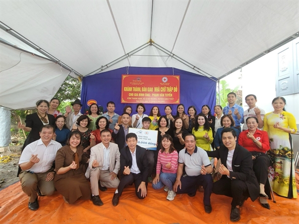 Các thành viên Quỹ tham dự lễ bàn giao nhà tình nghĩa tại Nam Định tháng 12 vừa qua
