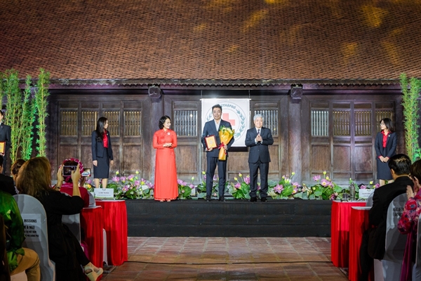 Ông Phạm Sơn Tùng – Trưởng ban điều hành Quỹ nhận hoa tri ân từ đại diện Trung ương Hội Chữ thập đỏ Việt Nam
