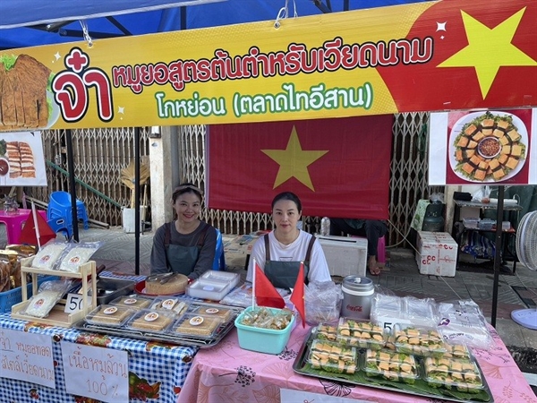 Những gian hàng ẩm thực Việt được bán tại phố. (Nguồn: Hội người Việt Nam tại Thái Lan)