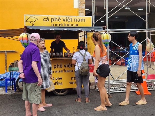 Một tiệm cà phê Việt Nam thu hút du khách tới phố. (Nguồn: Hội người VIệt Nam tại Thái Lan)