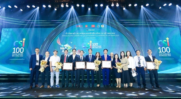 SCG và 6 công ty thành viên tại lễ trao giải Top 100 Doanh nghiệp Bền vững tại Việt Nam 2023.