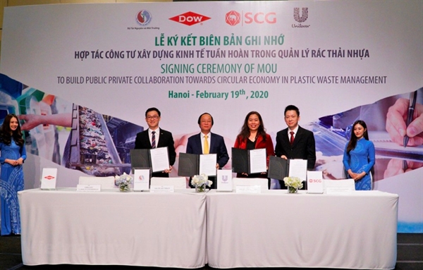 Lễ ký kết hợp tác công tư xây dựng kinh tế tuần hoàn trong quản lý rác thải nhựa giữa Bộ Tài nguyên và Môi trường, Tập đoàn SCG, Dow Việt Nam và Unilever Việt Nam.