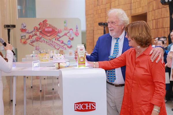 Ông Bob Rich và bà Mindy Rich, Chủ tịch Tập đoàn Rich Products Corporation, tại Lễ kỷ niệm 15 năm thành lập nhà máy Rich Products Vietnam.