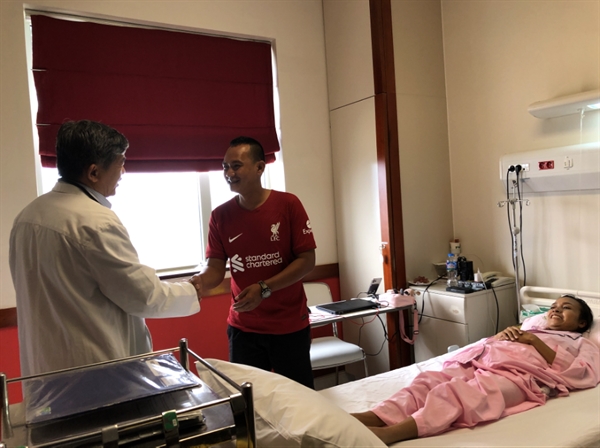 Anh Muth Sothya cảm ơn bác sĩ Tuấn và ekip bệnh viện FV đã cứu sống vợ mình. Ảnh: FV.