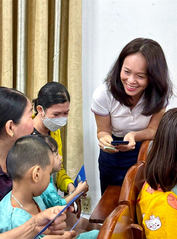 Bà Quách Thanh Ngọc Thủy – Phó Tổng giám đốc Sacombank thăm hỏi, động viên và trao lì xì, quà Tết cho các gia đình bệnh nhi tại Bệnh viện Nhi đồng Đồng Nai.