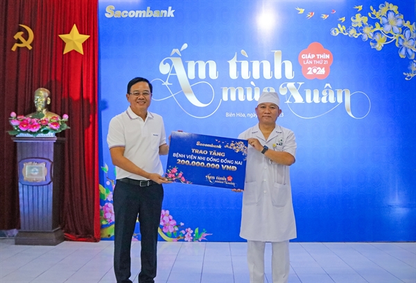 Ông Phạm Thanh Kỳ – Giám đốc Khu vực Đông Nam Bộ Sacombank trao biểu trưng hỗ trợ cho ông Lê Anh Phong – Giám đốc Bệnh viện Nhi đồng Đồng Nai.