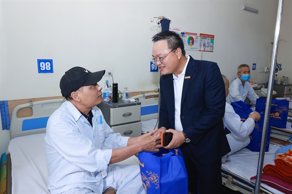 Ông Trần Anh Việt - Giám đốc Khu vực Hà Nội Sacombank thăm hỏi, tặng quà cho bệnh nhân tại Viện Huyết học - Truyền máu Trung ương.