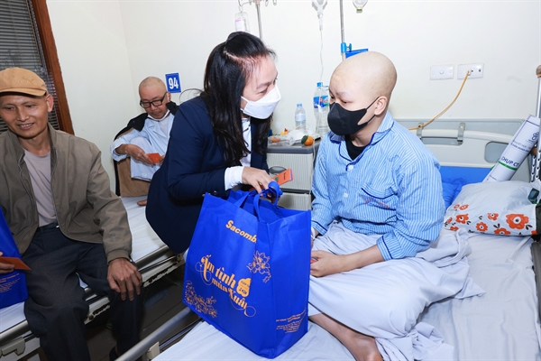 Bà Nguyễn Đức Thạch Diễm - Phó Chủ tịch thường trực HĐQT kiêm Tổng giám đốc Sacombank thăm hỏi, động viên và tặng quà Tết cho bệnh nhân tại Viện Huyết học - Truyền máu Trung ương.