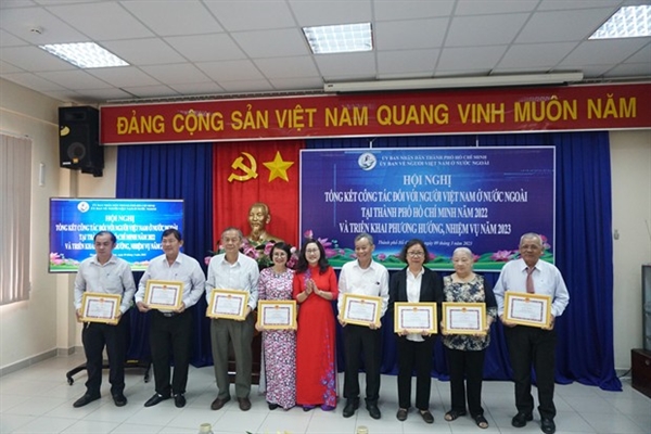 Bà Đinh Thị Phương Thảo, Phó Chủ nhiệm Ủy ban về NVNONN TP. Hồ Chí Minh trao tặng giấy khen cho cá nhân đã có đóng góp tích cực trong công tác NVNONN.