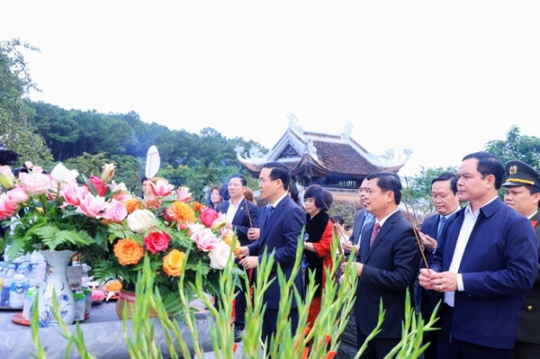 Chủ tịch nước Võ Văn Thưởng dân hương tưởng niệm Chủ tịch Hồ Chí Minh tại Đền Chung Sơn, Nghĩa Đàn, Nghệ An. Ảnh: Thành Duy