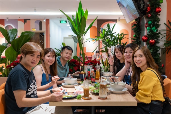 Du khách hài lòng với trải nghiệm ẩm thực Á Âu thú vị tại nhà hàng The Phoenix ga đến Quốc Nội