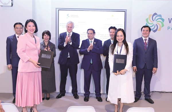 Tập đoàn PAN và Ngân hàng Standard Chartered Việt Nam trao biên bản ghi nhớ tại COP28 trước sự chứng kiến của Thủ tướng Chính phủ.