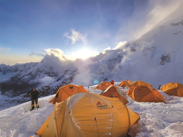 Cắm trại tại núi Kangchenjunga. Ảnh: TL