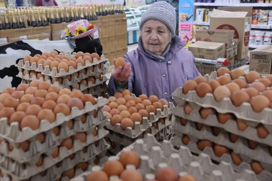 Một số siêu thị ở Siberia và Crimea đã bán trứng lẻ thay vì theo vỉ. Ảnh: WSJ.