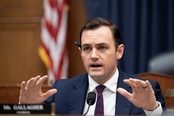Ông Mike Gallagher, chủ tịch ủy ban về ĐCS Trung Quốc* của Hạ Viện Mỹ cho rằng chính quyền tổng thống Joe Biden cần sớm đưa ra quyết định cấm xuất khẩu chip và công nghệ sản xuất bán dẫn cho Trung Quốc, cụ thể là Huawei và hãng chip SMIC.