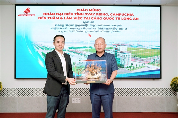  Tỉnh trưởng tỉnh Svay Rieng nhận quà lưu niệm từ Dongtam Group và Cảng Quốc tế Long An