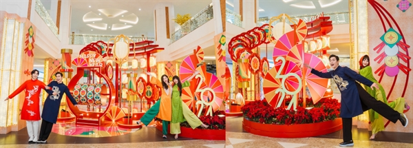 Vincom Mega Mall Royal City gây ấn tượng với Vườn Xuân May Mắn mang đặc trưng ngày Tết của Miền Bắc và Miền Trung.