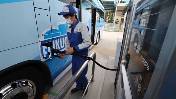 Một chiếc xe đang nạp nhiên liệu tại một trạm hydro ở Fukuoka, Nhật Bản. Ảnh: Shinya Sawai.
