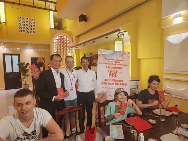 Ban Giám đốc của Lữ hành Vietluxtour và du khách đi tour ngày Tết