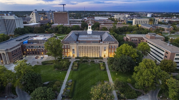  Đại học Nebraska-Lincoln, nơi TS David Vũ theo học.