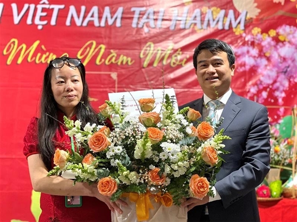 Tổng lãnh sự Lưu Xuân Đồng phát biểu và thay mặt Đại sứ quán trao lãng hoa của Đại sứ Vũ Quang Minh chúc mừng đại hội. (Nguồn: TTXVN)