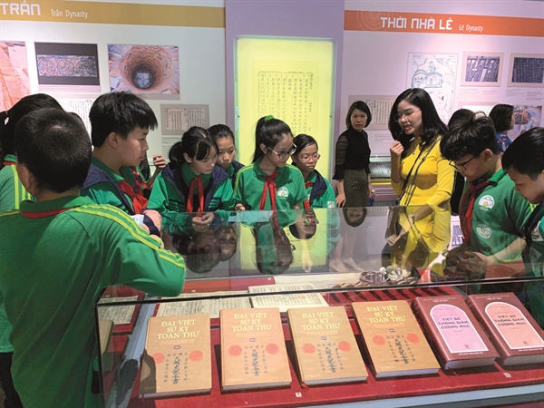 Học sinh tham quan Trung tâm Bảo tồn Di sản Thăng Long - Hà Nội.