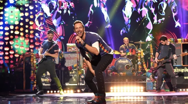 Coldplay biểu diễn trên sân khấu trong Lễ trao giải Âm nhạc Mỹ 2015. Ảnh: Getty Images.