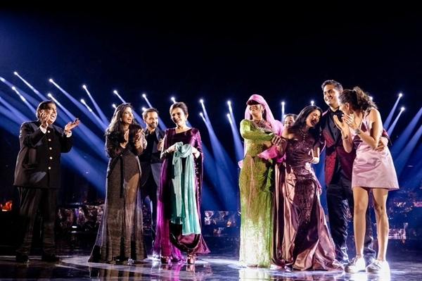 Rihanna trên sân khấu cùng cô dâu, chú rể, các thành viên gia đình Ambani và các khách mời khác.