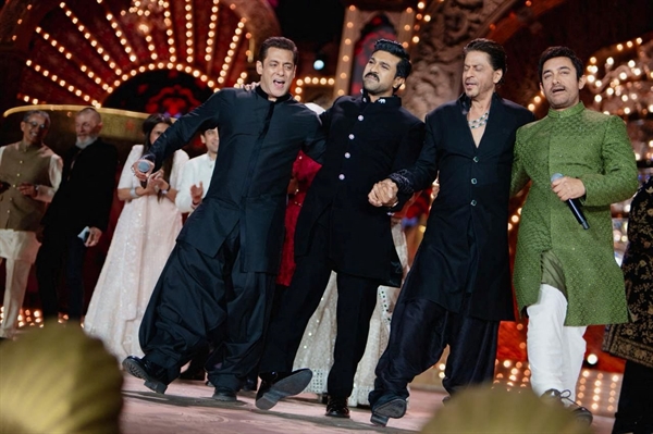 Các diễn viên Salman Khan, Ram Charan, Shah Rukh Khan và Aamir Khan biểu diễn trong lễ kỷ niệm trước đám cưới.