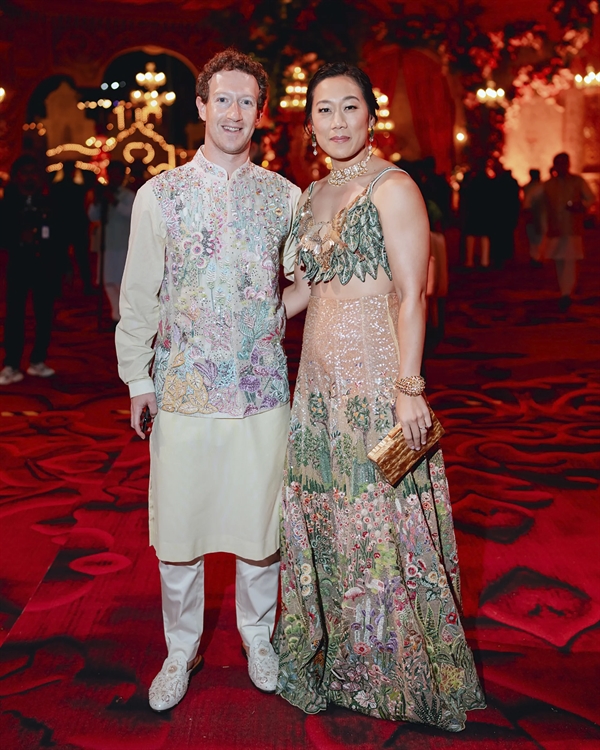 Mark Zuckerberg và vợ Priscilla Chan tạo dáng tại bữa tiệc trước đám cưới được tổ chức cho Anant Ambani