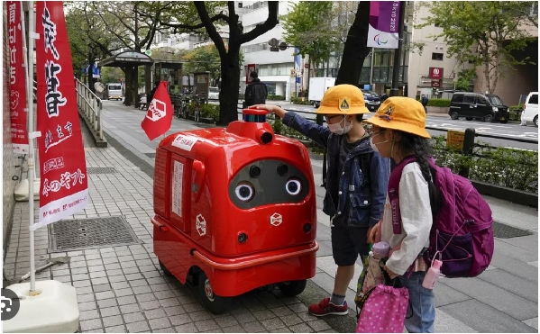 Chính phủ Nhật Bản đã sửa đổi luật giao thông, theo đó robot được phép giao hàng trên đường phố. Ảnh: T.L
