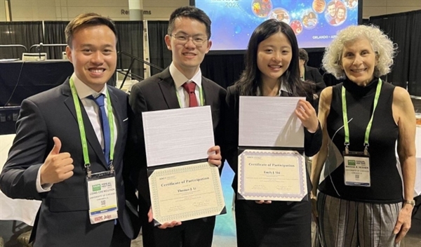 TS Nguyễn Chí Long (ngoài cùng bên trái) cùng cộng sự Thomas Li, Emily Shi và GS Marsha Rosner (từ trái sang), tại cuộc họp thường niên của Hiệp hội Nghiên cứu Ung thư Hoa Kỳ (AACR) 2023. Ảnh