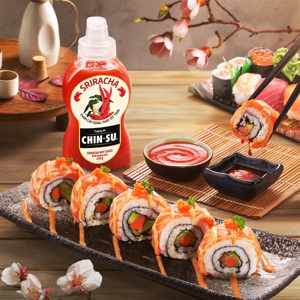 Tương ớt Chin-su siracha kết hợp cùng sushi khiến các khách tham quan thích thú.