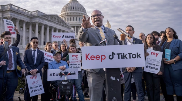 TikTok kêu gọi người dùng ủng hộ ứng dụng trước việc dự luật lần lượt được thông qua. Ảnh: Getty Images.