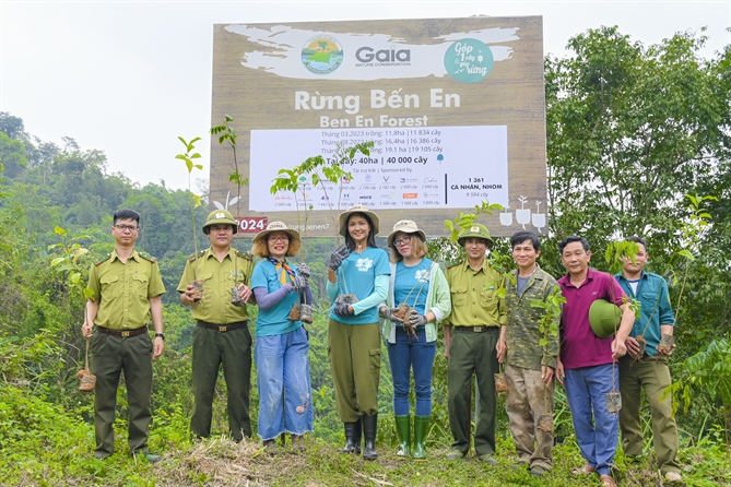 Hoa hậu H’Hen Niê, Đại diện VQG Bến En và Bà Huyền Đỗ - Nhà sáng lập & Giám đốc Trung tâm Bảo tồn Thiên nhiên Gaia cùng trồng cây phủ xanh Bến En. Nguồn ảnh: Gaia